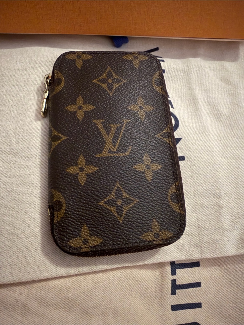 Louis Vuitton Brown Monogram Zipped 6 Key holder